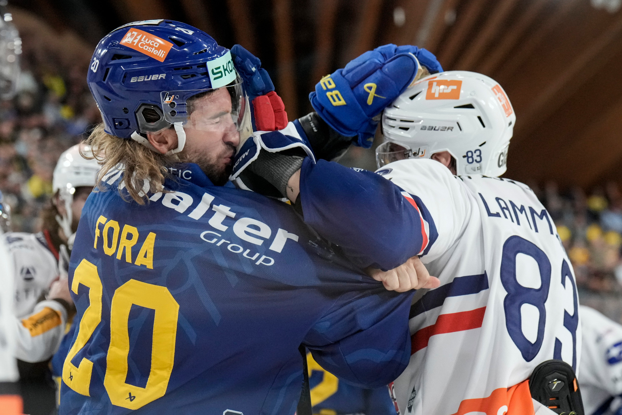 Eishockey-Schlägerei zwischen Michael Fora (HC Davos, #20) und Juho Lammikko (ZSC Lions, #83) im Playoff-Halbfinal in Davos.