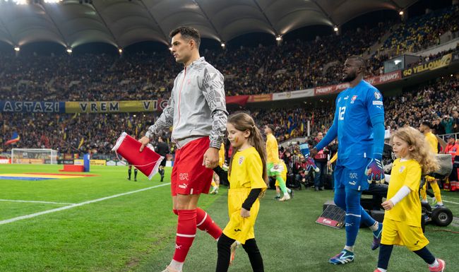 21.11.2023; Bukarest; Fussball Nationalmannschaft Euro 2024 Qualifikation - Rumaenien - Schweiz, Granit Xhaka (SUI) und Torhueter Yvon Mvogo (SUI) betreten das Feld(Claudio Thoma/freshfocus)