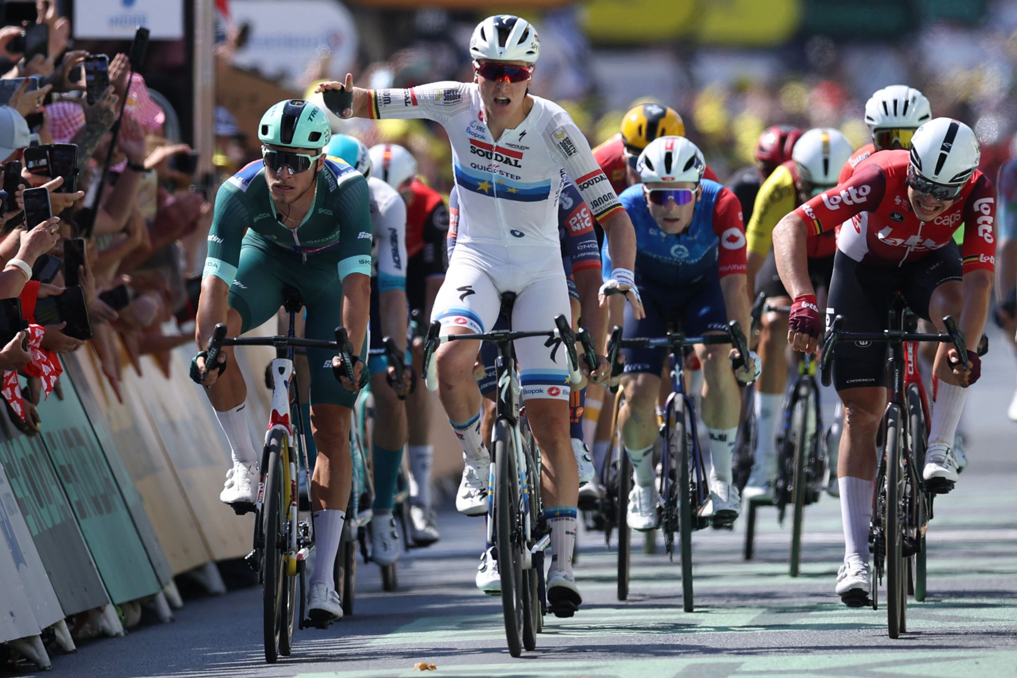 Tim Merlier vom Soudal Quick-Step Team gewinnt die 9. Etappe der Tour de France 2025 vor Jonathan Milan im grünen Trikot vom Lidl-Trek Team und Arnaud De Lie vom Lotto Team.