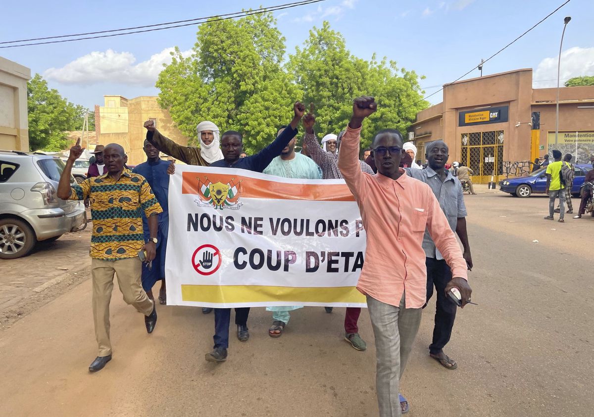 Des partisans du président nigérien Mohamed Bazoum manifestent contre le coup d’État en cours dans les rues de Niamey, la capital du Niger, le 26 juillet 2023. Le Niger faisait figure d’exception démocratique au sud du Sahara.