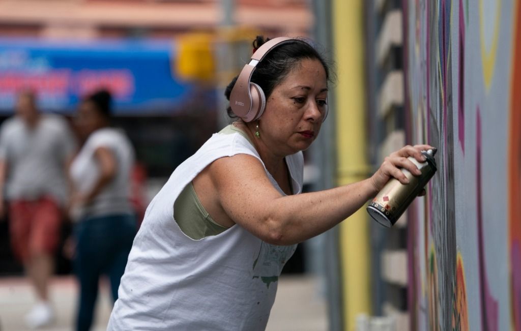 À 50 ans, elle tague les murs de New York