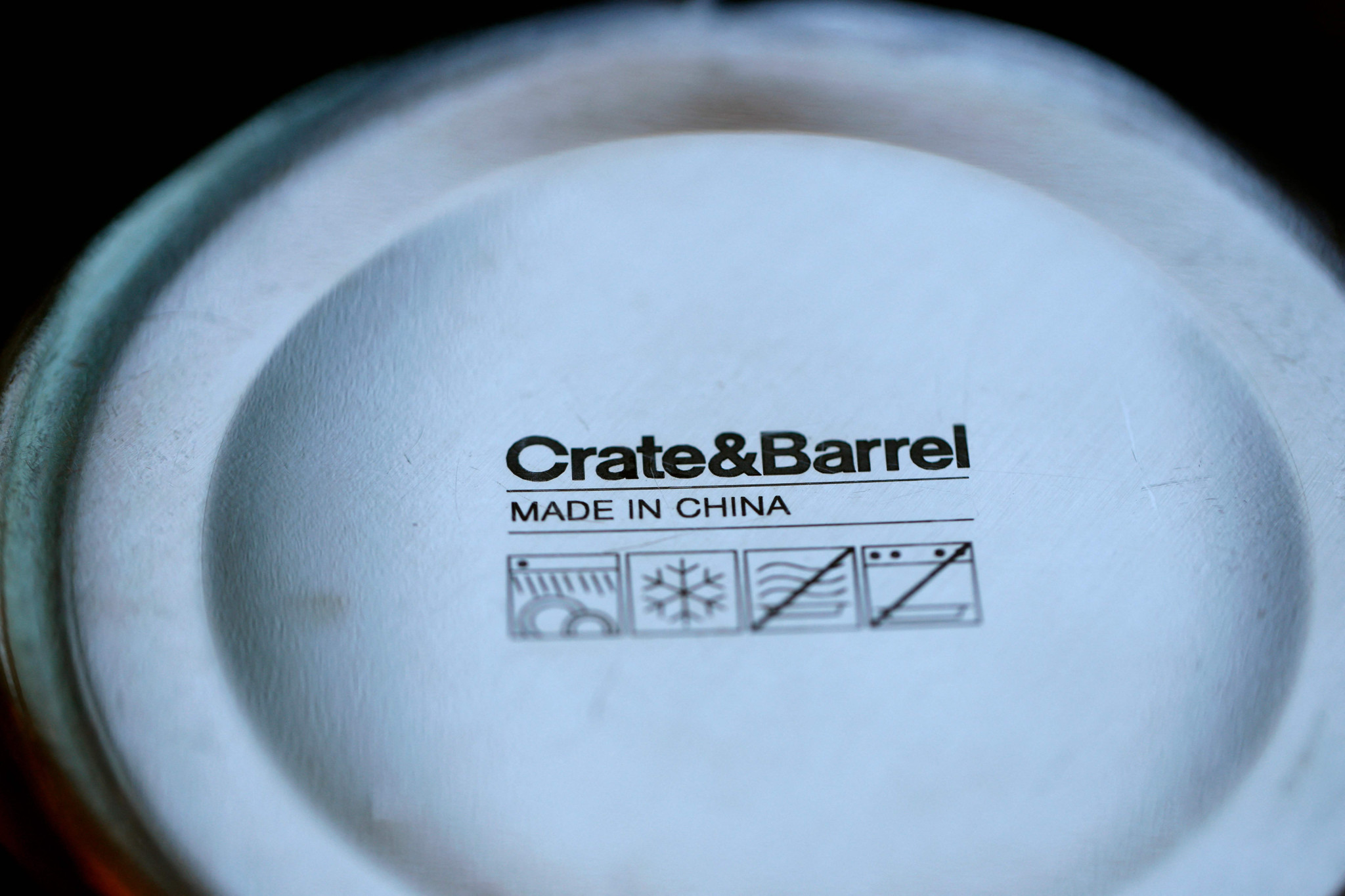 Étiquette ’Made in China’ sur un bol Crate & Barrel, illustrant les tensions économiques entre les États-Unis et la Chine en 2025.