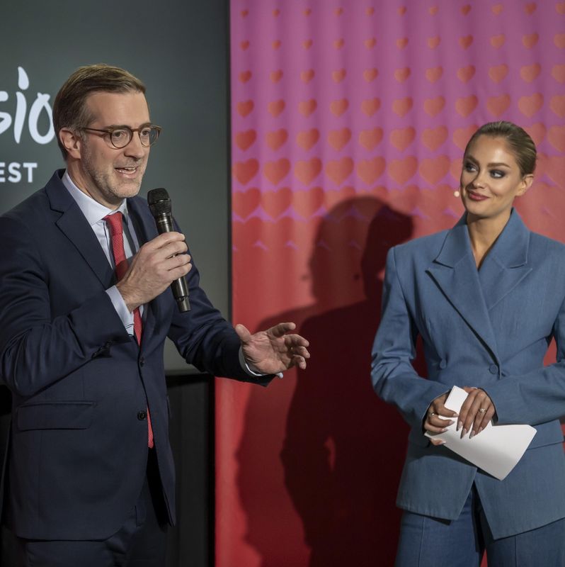 Conradin Cramer, Regierungspraesident Basel-Stadt, spricht auf einem Medienevent zum Eurovision Song Contest 2025, neben Moderatorin Jennifer Bosshard.