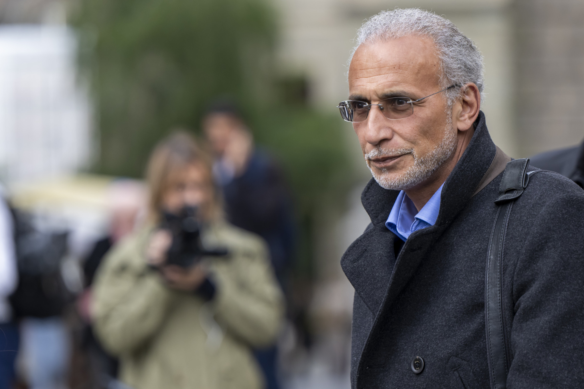 Der führende islamische Gelehrte der Schweiz, Tariq Ramadan, verlässt am letzten Tag seines Berufungsprozesses wegen Vergewaltigung und sexueller Nötigung das Gericht in Genf, Schweiz, am Mittwoch, 29. Mai 2024. Tariq Ramadan wurde in erster Instanz freigesprochen.