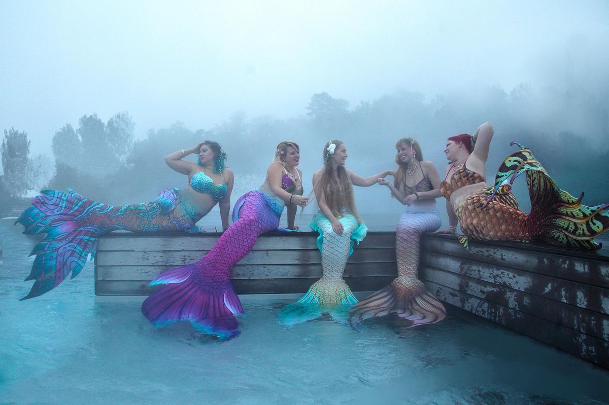 La joyeuse équipe des Geneva Mermaids propose une initiation à la nage sirène.