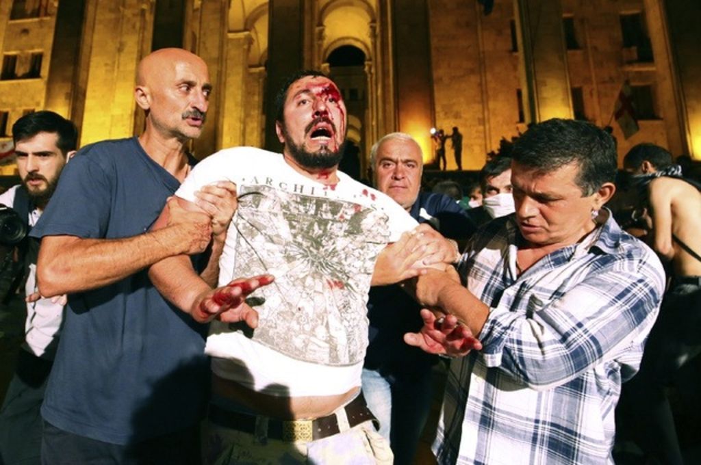 Des manifestants tentent d'investir le Parlement