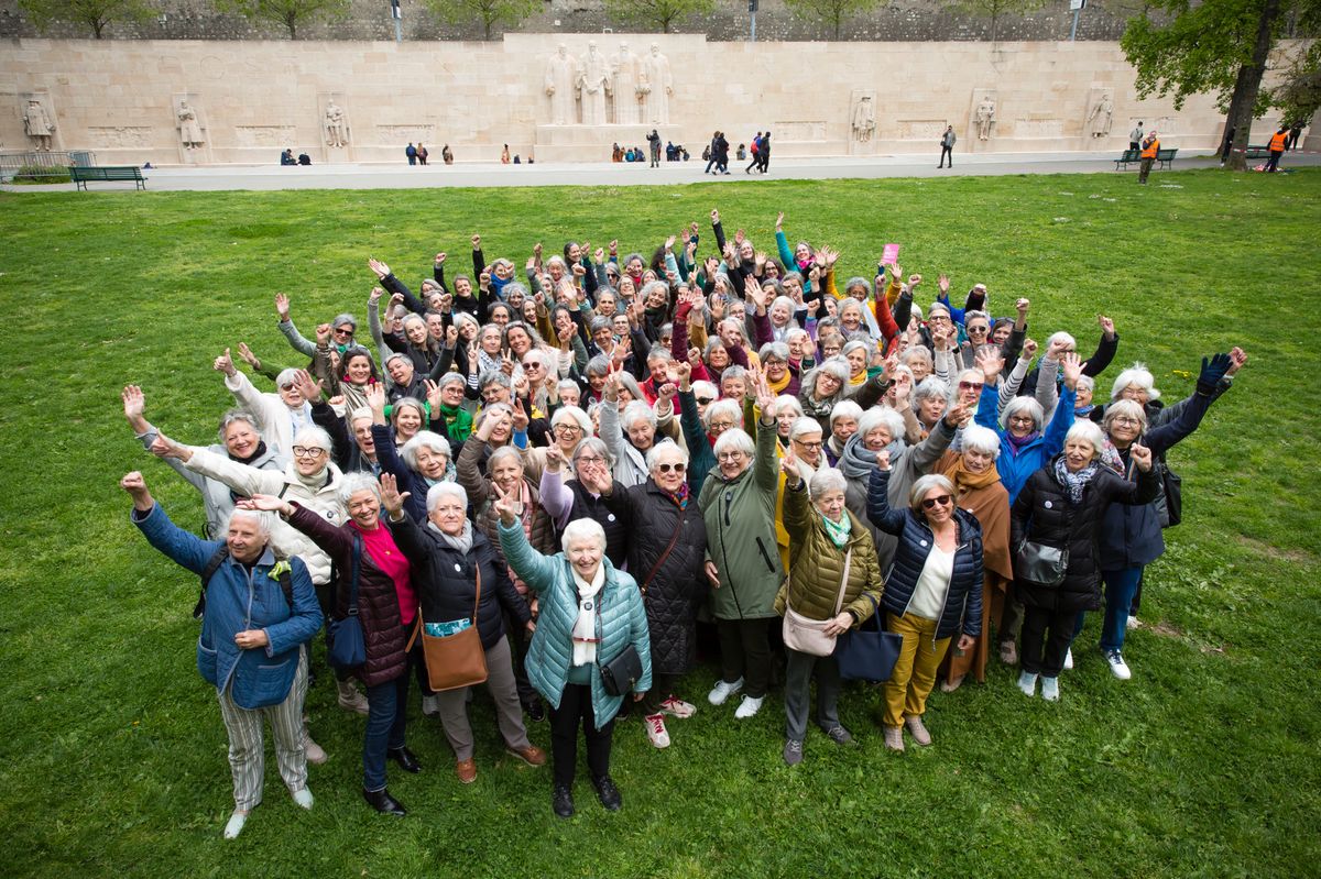 Genève, le 20 avril 2024.
Parc des Bastions.
Dans le cadre de son projet "Silver Power", Ghislaine Heger réalise une photo collective des femmes aux cheveux gris/blancs.
©Frank Mentha