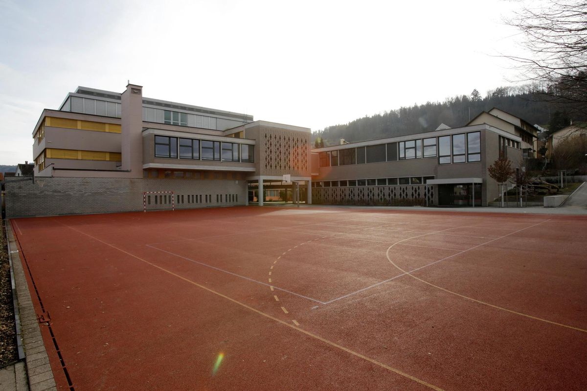 Die bereits aufgestockte Lehrschwimmhalle (rechtes Gebäude) soll um eine Etage erhöht werden. 
