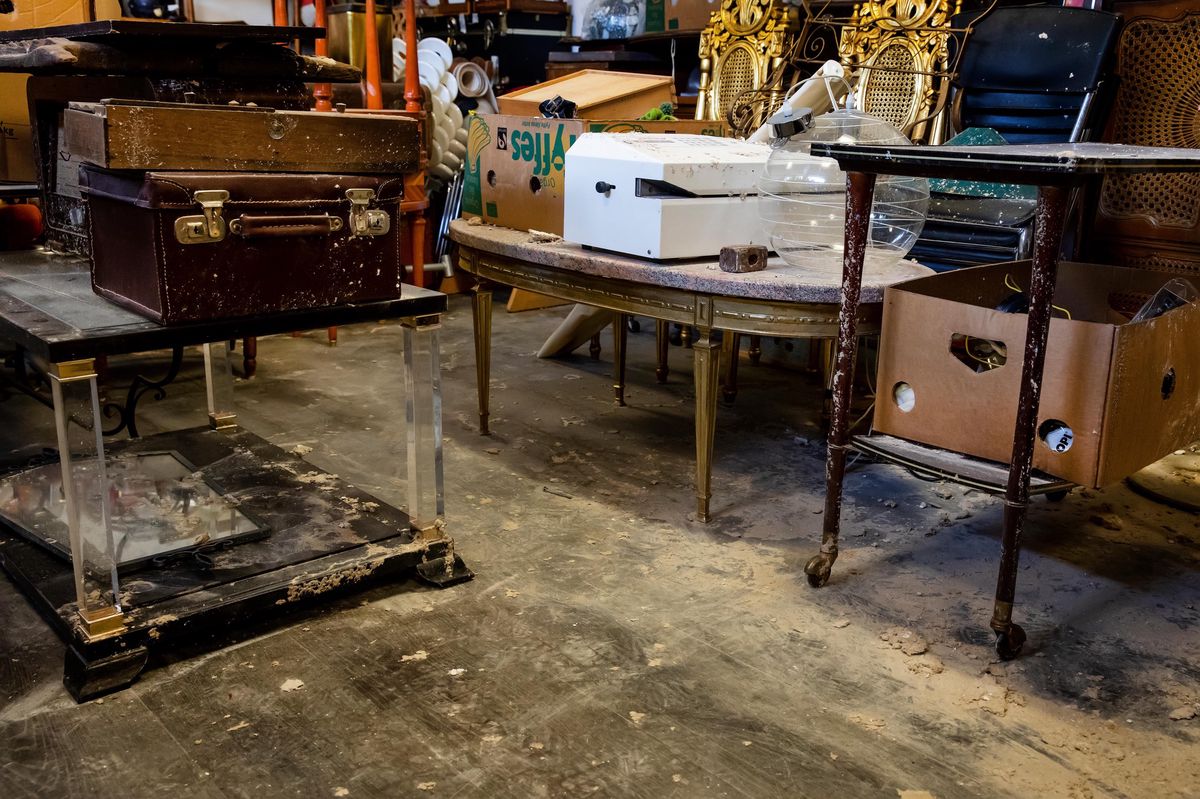 Genève, le 5 mai 2022. Le plafond du local de commerce, à Onex, a été détruit par un dégât des eaux. Les meubles ont été largement touchés, et ce n est pas la première fois.