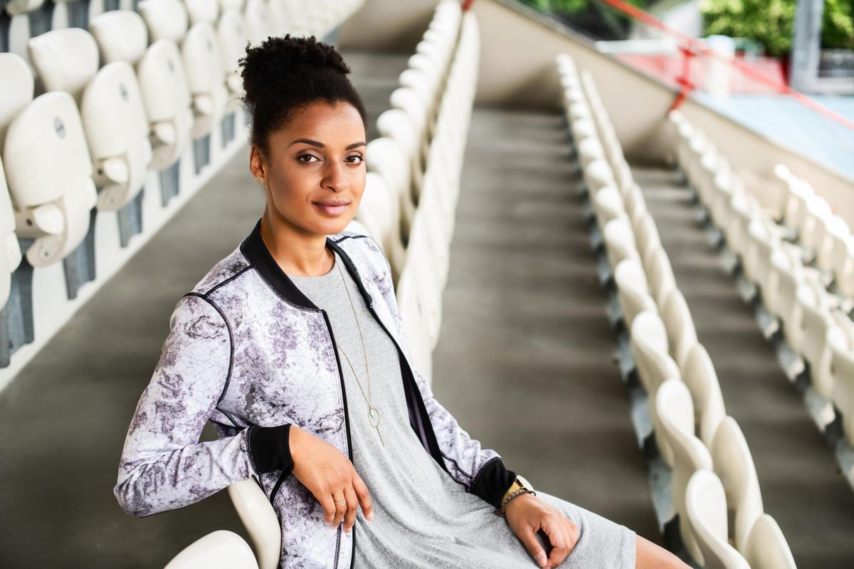 Sarah Akanji trace sa voie avec le même succès que son frère Manuel dans le football. À 28 ans, celle qui vit depuis toujours par le football est étudiante à l’Université de Bâle et députée socialiste au Parlement du canton de Zurich,