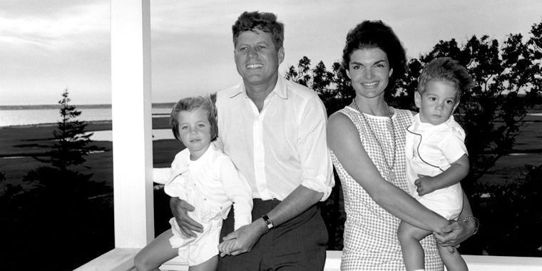 epa03949084 (61/89) (FILE) A file picture dated 04 August 1962 shows US President John F. Kennedy and family, at Hyannis Port, Massachusetts, USA. L-R: Caroline Kennedy, President Kennedy, Mrs. Kennedy, John F. Kennedy, Jr. 22 November 2013 marks the 50th anniversary of John F. Kennedy assassination on 22 November 1963 at Dealey Plaza in Dallas, Texas, USA. Lee Harvey Oswald was accused of the shooting and was later killed himself on 24 November 1963 by a gunshot by Jack Ruby. EPA/CECIL STOUGHTON/WHITE HOUSE/HANDOUT EDITORIAL USE ONLY/NO SALES
