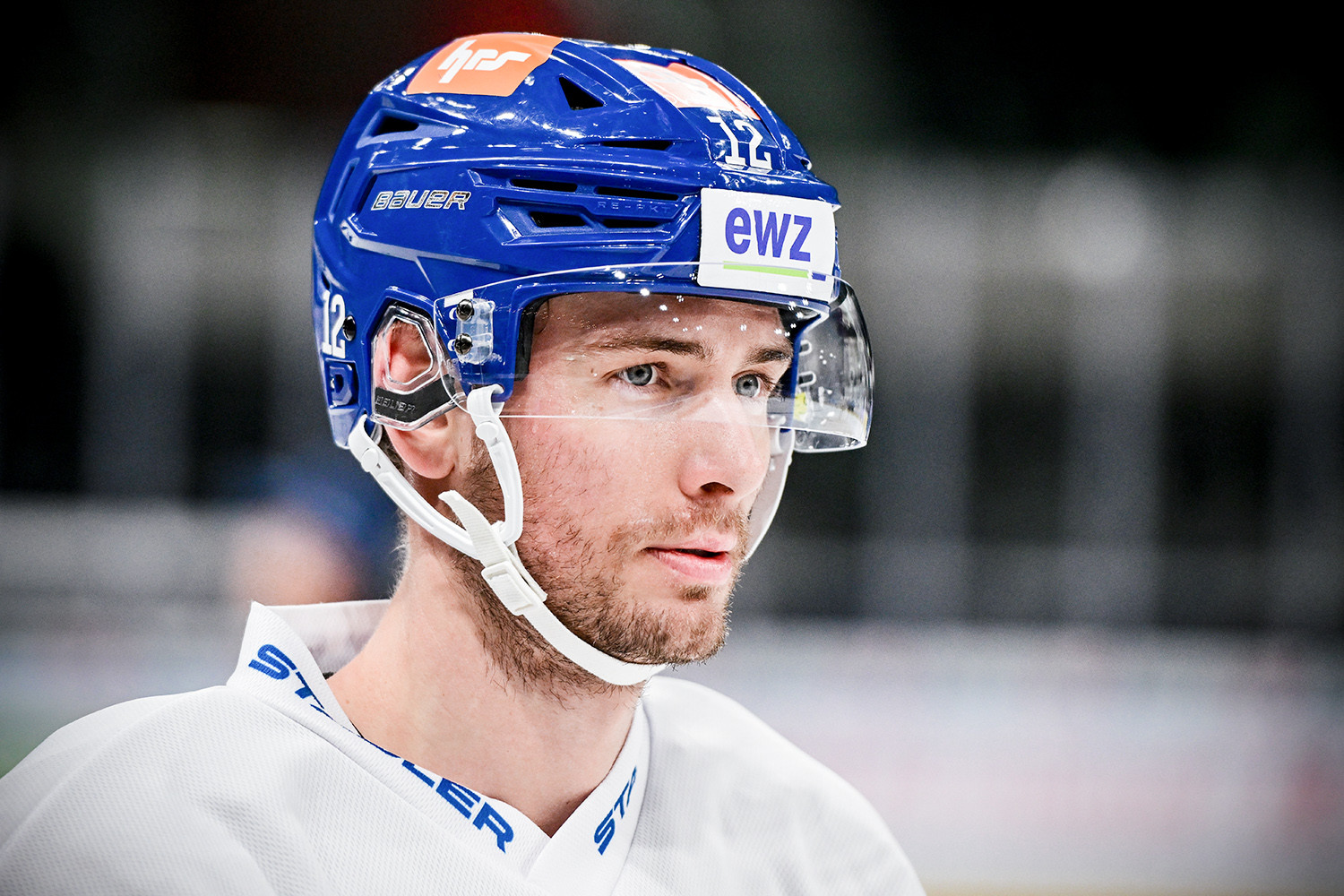 Johan Sundström, Neuverpflichtung der ZSC Lions, beim Training auf dem Eis, mit blauem Helm und weissem Trikot.