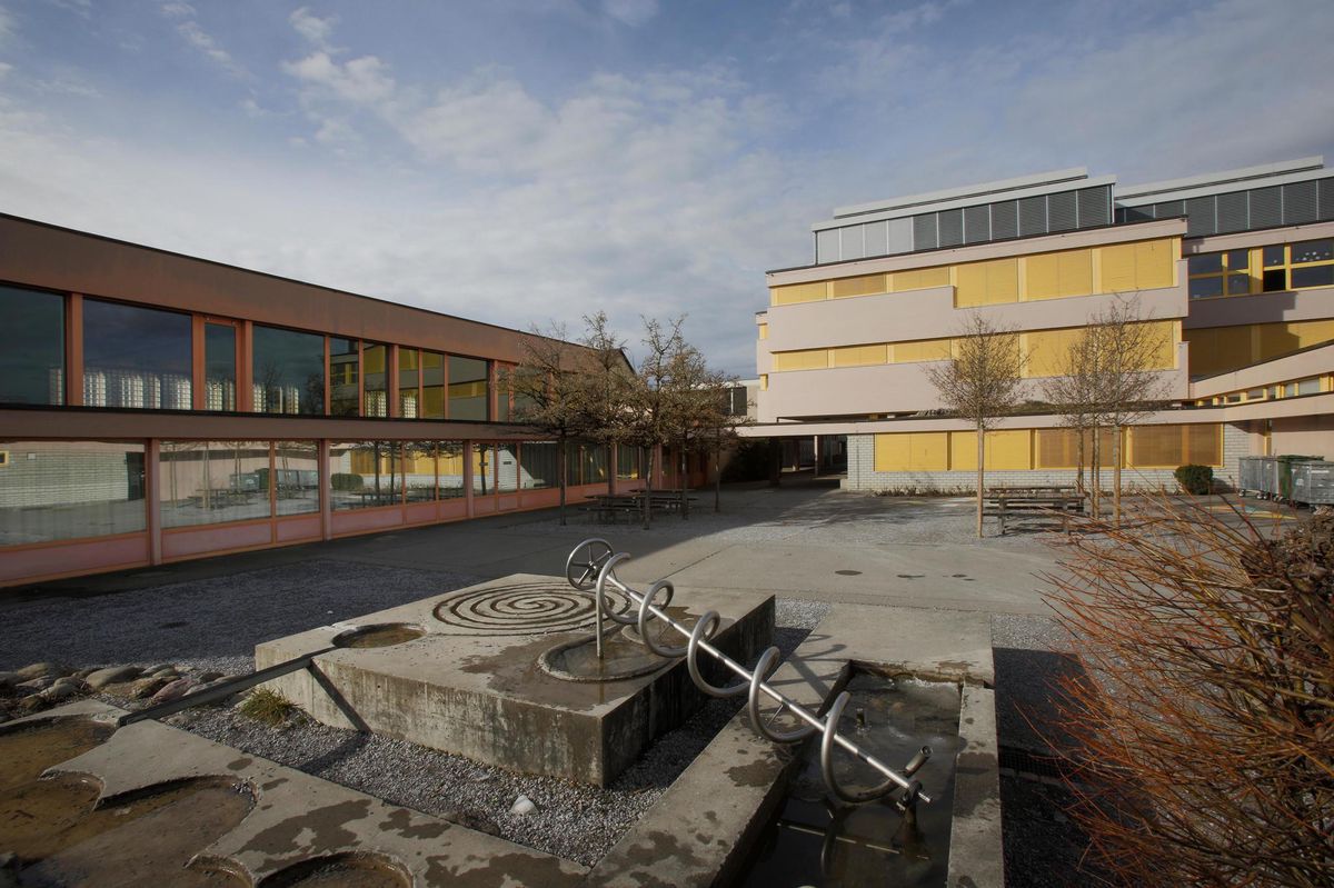 Im Hauptgebäude des Schulhaus Pünt werden zwei Klassenzimmer in vier Gruppenräume aufgeteilt.