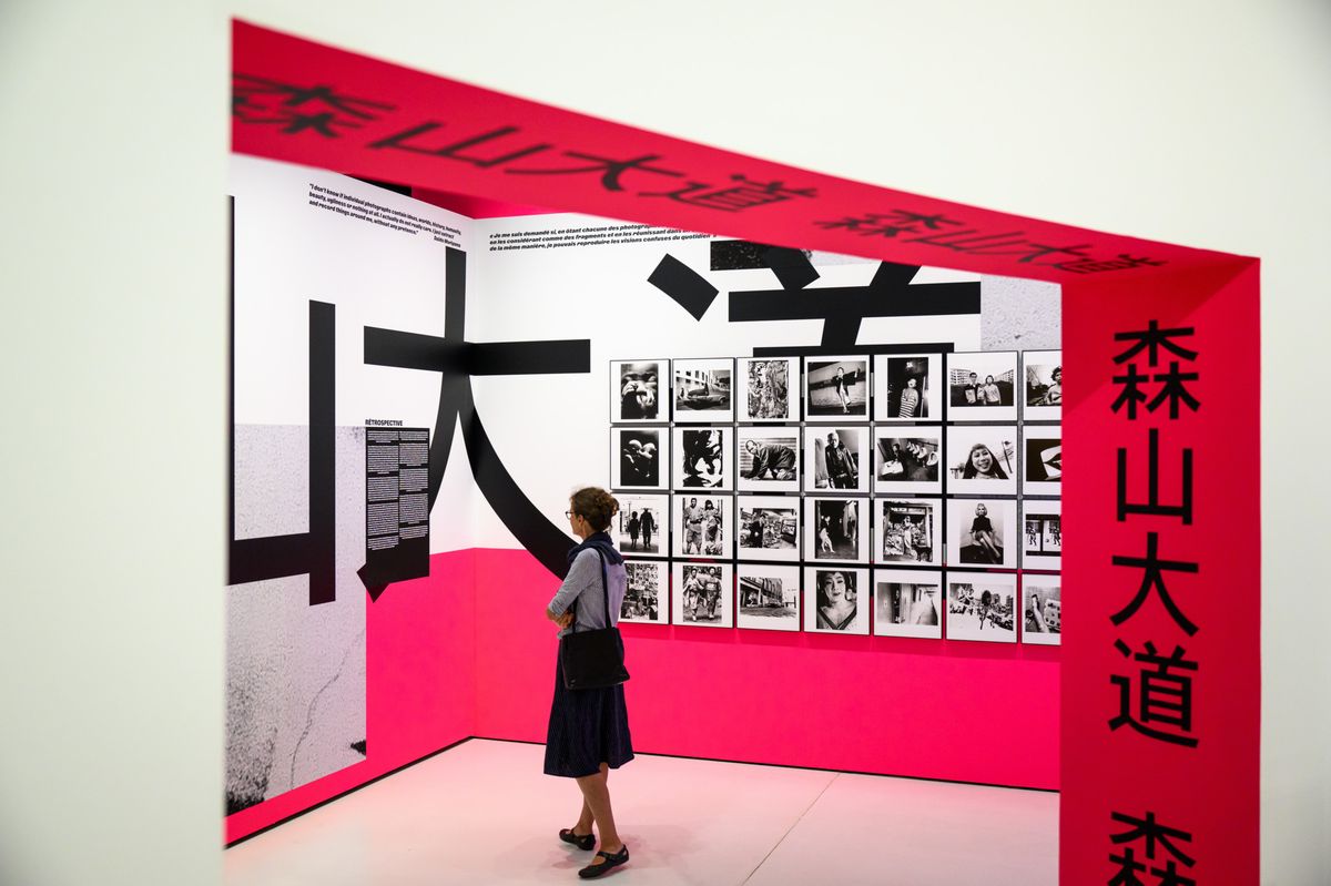 Une femme visite l'exposition temporaire dédiée au photographe japonais Daido Moriyama au Musée de la Photographie Photo Elysee à Lausanne, Suisse, le 5 septembre 2024.