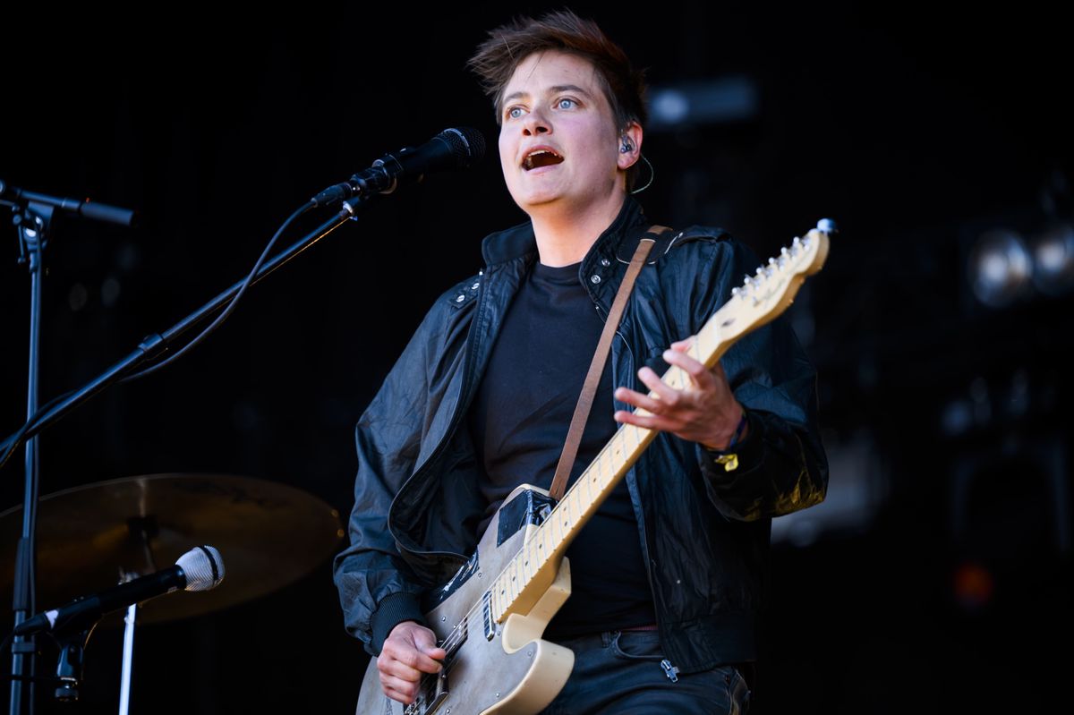La chanteuse Emilie Zoe sur la scene Lacustre lors du festival openair Festi'Neuch le vendredi 10 juin 2022 a Neuchatel. Le festival revient pour la premiere fois depuis 2019 sur le site des Jeunes Rives. Les soirees de vendredi, samedi et dimanche sont annoncees completes, une premiere pour l'evenement. (KEYSTONE/Jean-Christophe Bott)