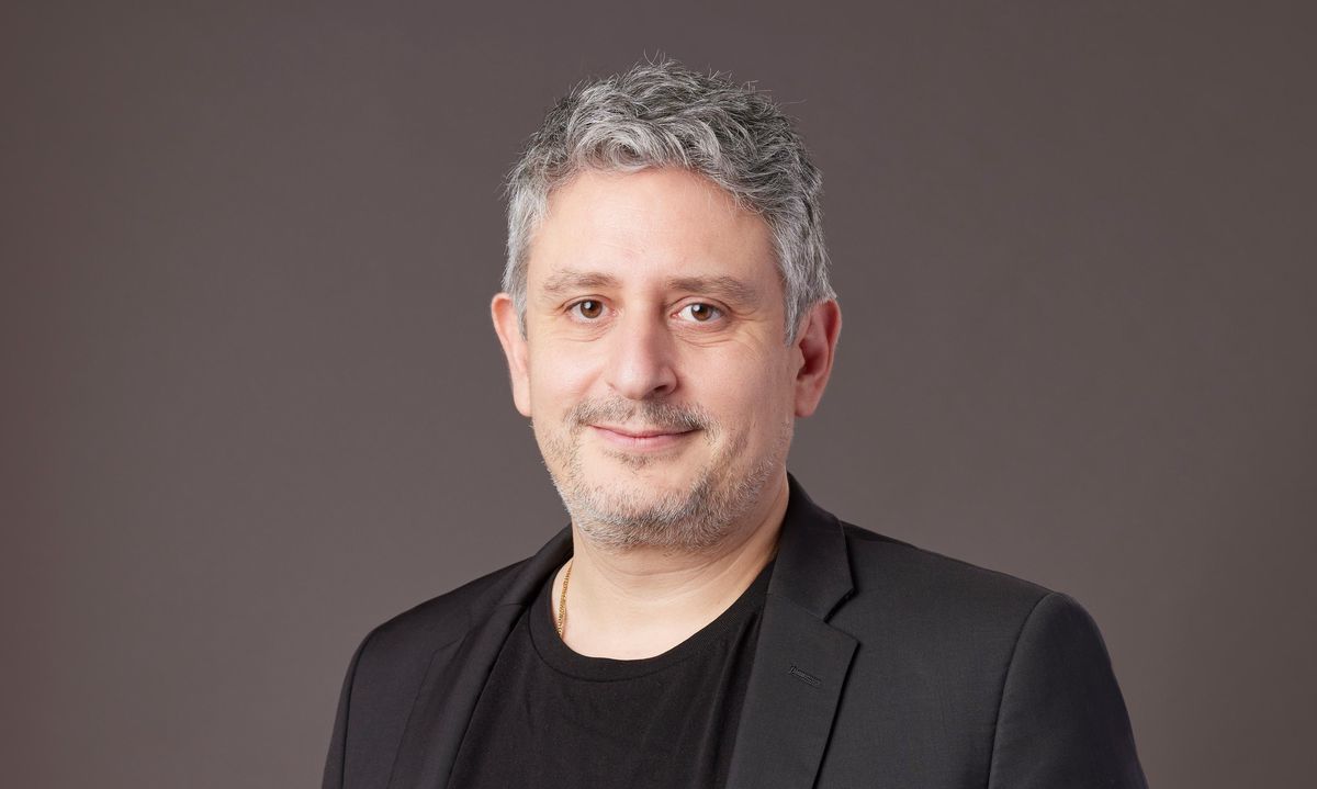 Lausanne, le 5 novembre 2021. Fabian Muhieddine, Rédacteur en chef adjoint a la rédaction T et chroniqueur au Matin Dimanche. Photo Yvain Genevay / Le Matin Dimanche