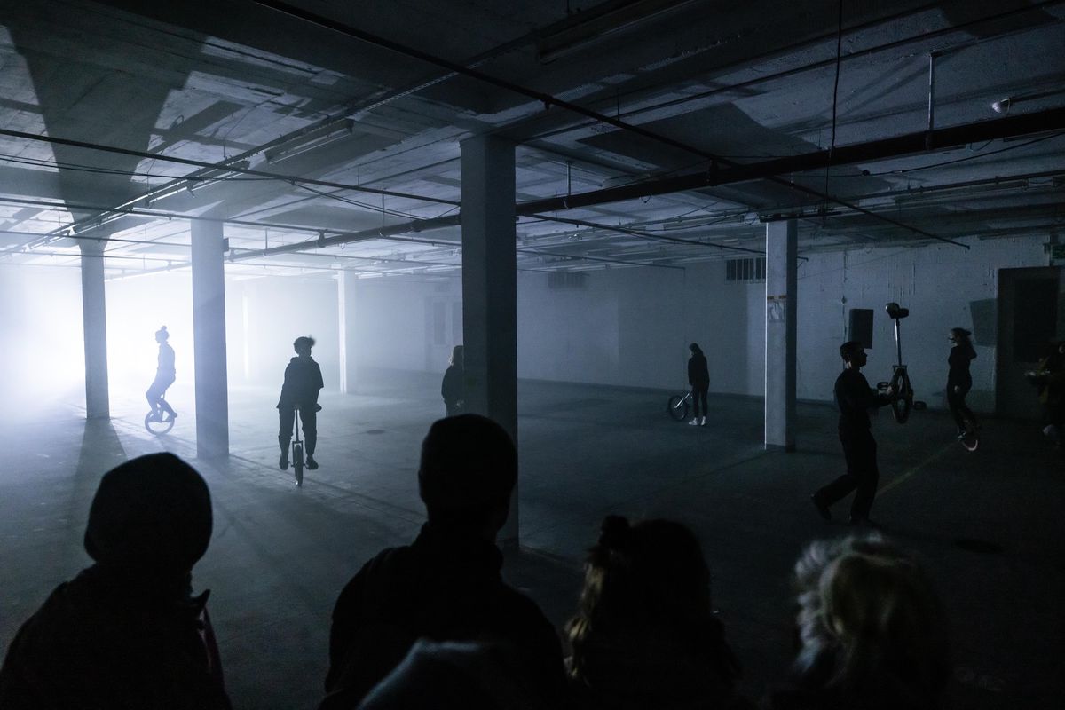 Ballet de monocycle avec Les Casse Rayons pour «Secrets de fabrique», un «Made in» d’Antigel organisé samedi 4 février 2023 dans les sous-sols de l’usine Uhlmann-Eyraud à Meyrin.
