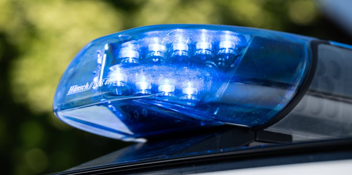 Polizei-sucht-Zeugen-nach-Unfall-Ein-Ruck-und-ein-dunkles-Fahrzeug-im-R-ckspiegel-zuerst-fuhr-sie-30-unbeirrt-weiter