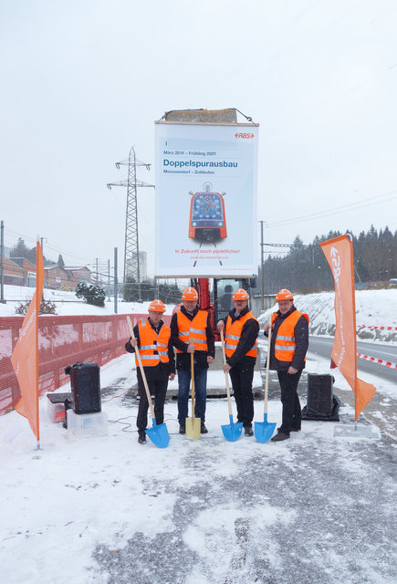 Heute war Spatenstich. Die Vorarbeiten auf der Kantonsstrasse konnten pünktlich abgeschlossen werden, nun beginnen die Hauptarbeiten für die neue Doppelspur.