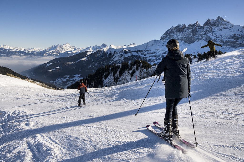 Des personnes profitent de la neige pour skier sur une piste de ski ce samedi 18 novembre 2017 sur le domaine skiable des Portes du Soleil a Champery-Les Crosets. Comme dans d'autres stations, une partie du domaine skiable est ouvert ce week-end grace aux quelques chutes de neige et au froid de ces derniers jours. (KEYSTONE/Jean-Christophe Bott)
