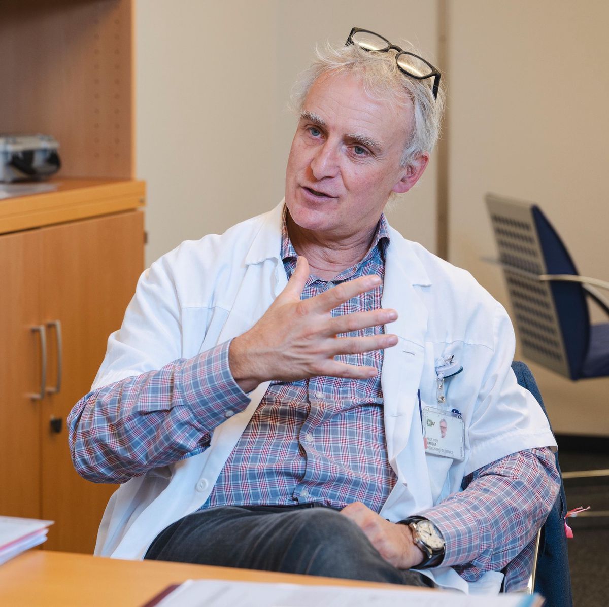 Lausanne, le lundi 28 octobre 2024. Interview du Professeur Yves Harder (chef de service de chirurgie plastique, reconstructive et esthétique et chirurgie de la main) à l'occasion d'octobre rose. (Marie-Lou Dumauthioz/24heures)