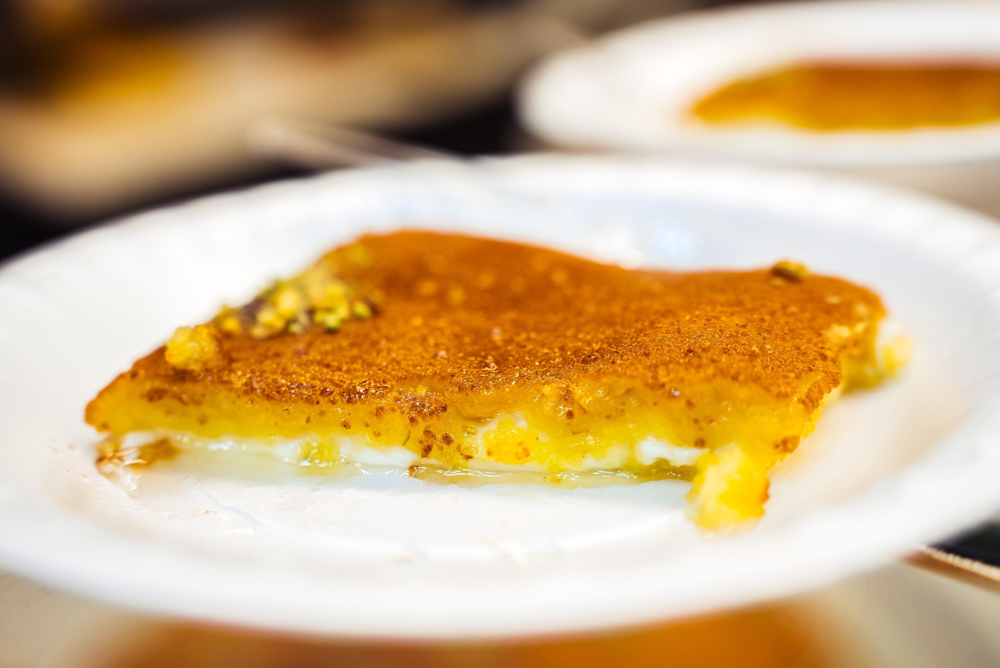 La knafah, gourmandise sucrée à base de fromage fondu. Ce dessert se mange tiède.