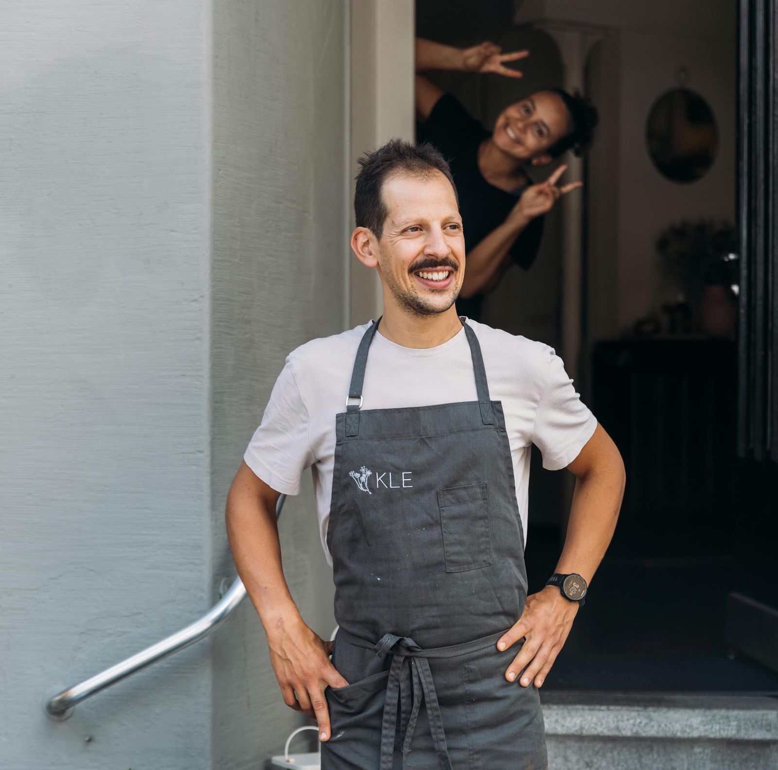 Alessandro Scaccia, second de Zineb «Zizi» Hattab, en arrière-plan.