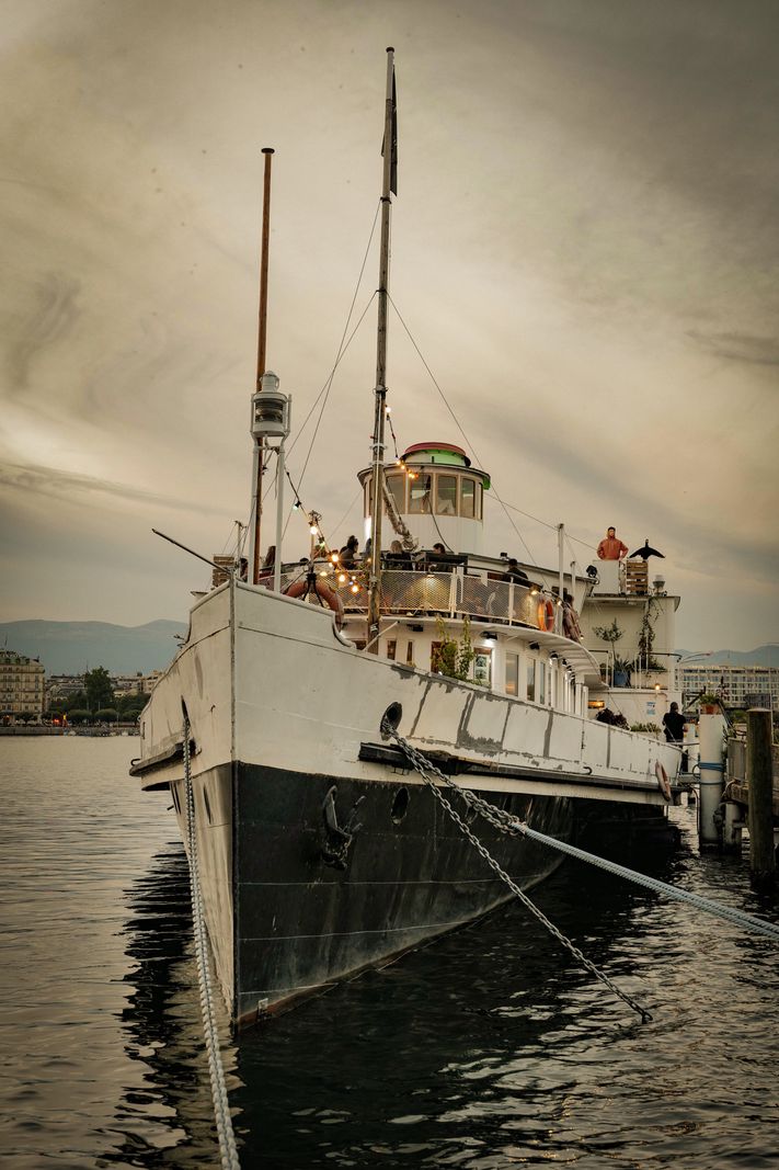 Genève, le  26 septembre 2023.  Le Bateau Genève, tour du navire, détails, vues d'ensemble, pour les 50 ans de la mise à quai du fameux rafiot. La grosse bête est à quai depuis 1973. 