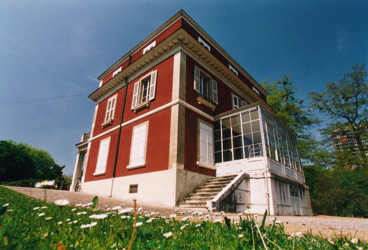 Genève, la Villa Bernasconi, située au Grand-Lancy, est la propriété de la commune de Lancy qui l'exploite en tant que lieu culturel.