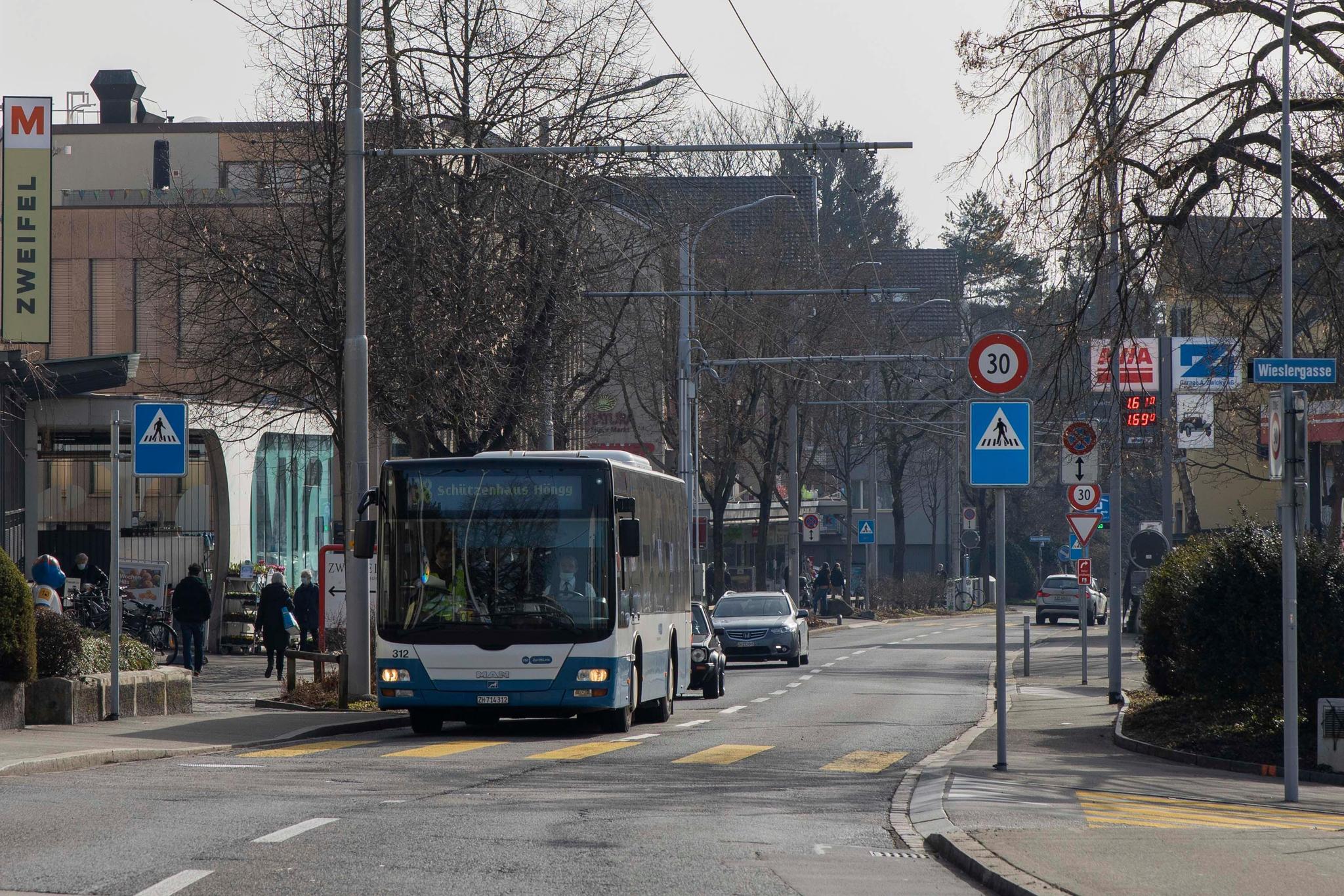 Die Buslinie 38 unterwegs in einer Tempo-30-Zone in Höngg. 
