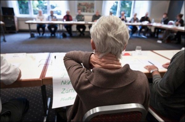 Il faut que les Suisses se préoccupent plus tôt de leur retraite et commencent à épargner plus vite aussi.