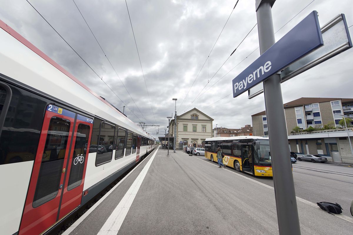 PAYERNE LE 1 MAI 2014.La gare CFF de Payerne avec un bus postale devant . (24 HEURES /Jean-Paul Guinnard)
