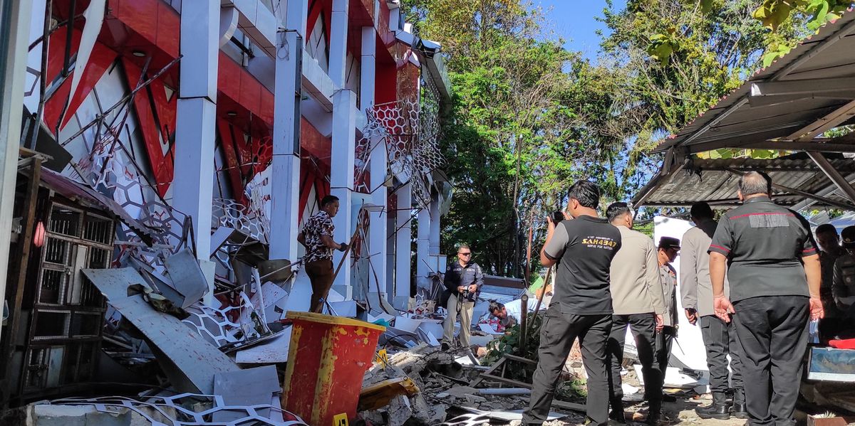 Earthquake in Indonesia: Tsunami warning after magnitude 7.4 quake