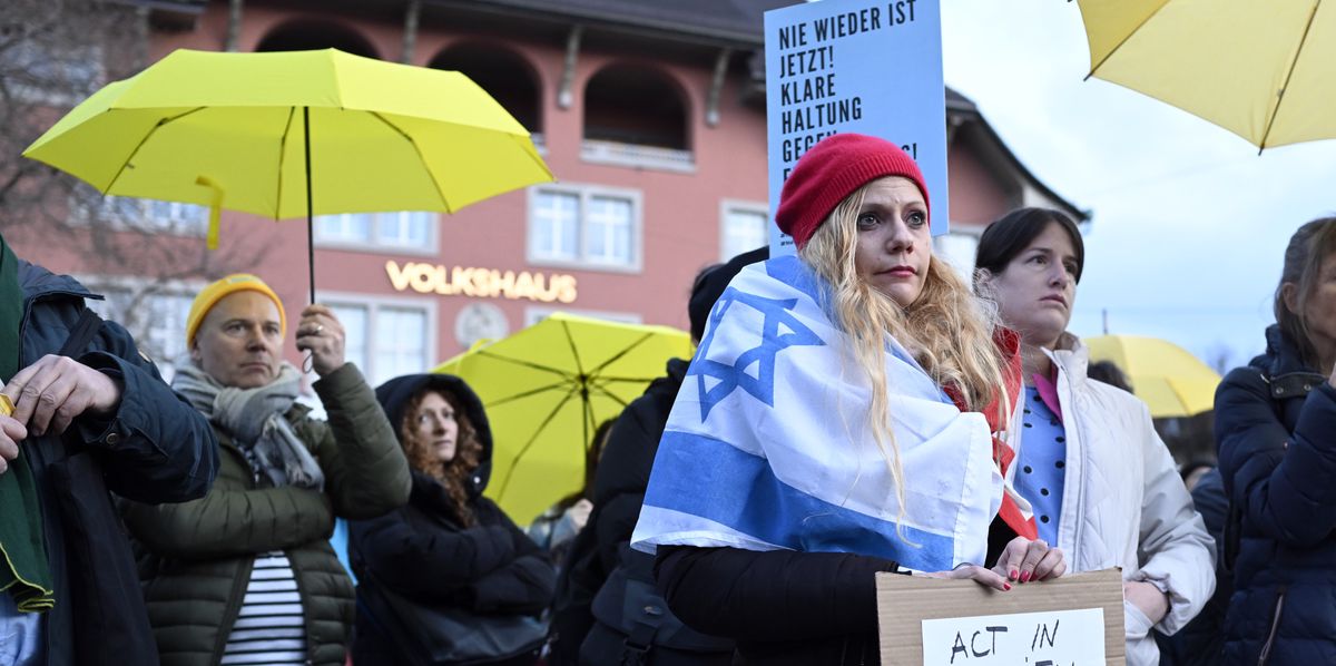 Kundgebung auf dem Helvetiaplatz nach einer Mahnwache in Zuerich am Sonntag, 3. Maerz 2024. Die Menschen trugen gelbe Regenschirme als Symbol gegen Antisemitismus. Am Samstagabend hatte ein Jugendlicher einen orthodoxen Juden mit einer Stichwaffe anttackiert.(KEYSTONE/Walter Bieri )