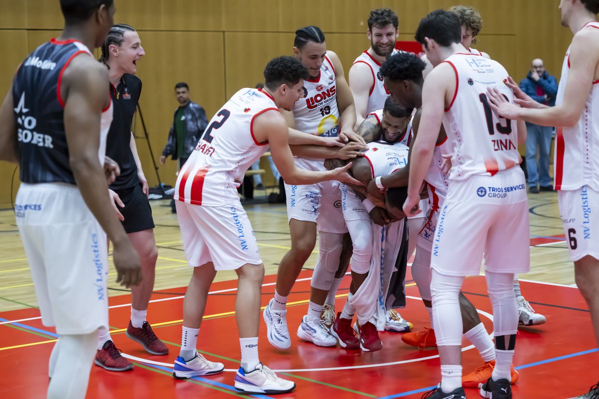 Les joueurs genevois celebrent leur victoire avec le joueur genevois Michael Williams, lors du 5eme match Quart de finale de play-off de Swiss Basketball League, SB League, SBL, entre les Lions de Geneve et le BBC Monthey Chablais, ce jeudi 11 avril 2024 a la salle du Pommier au Grand-Saconnex a Geneve. (KEYSTONE/Martial Trezzini)