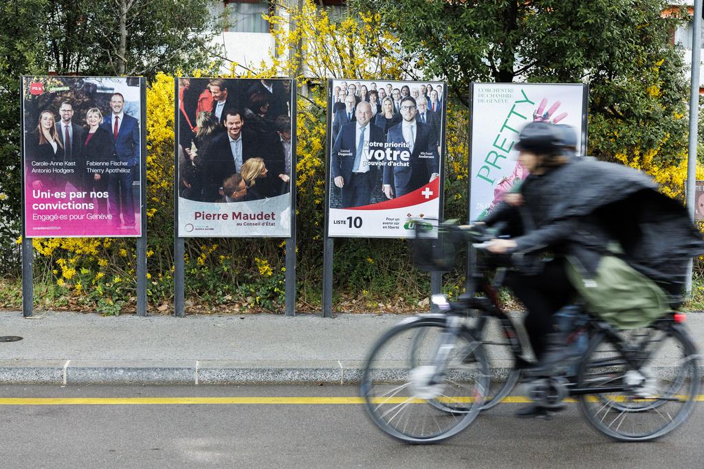 L'affiche electorale du parti Socialiste - Les Verts Carole-Anne Kast / Antonio Hodgers / Fabienne Fischer / Thierry Apotheloz, de Libertes et Justice sociale parti de Pierre Maudet et de l'UDC Lionel Dugerdil / Michael Andersen, pour le premier tour de l'election du Conseil d'Etat photographiees, ce dimanche 26 mars 2023 a Geneve. Les citoyens genevois voteront pour l'election du Grand Conseil et pour le premier tour de l'election du Conseil d'Etat du dimanche 2 avril 2023. (KEYSTONE/Salvatore Di Nolfi)