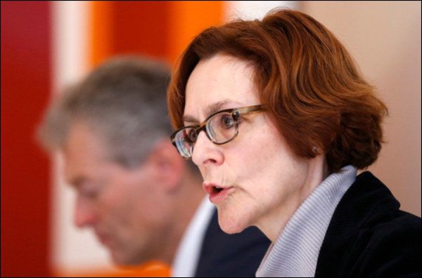 Des politiciens critiquent Monika Ruehl et Heinz Karrer, les têtes d'Economiesuisse. Des politiciens critiquent Monika Ruehl et Heinz Karrer, les têtes d'Economiesuisse.