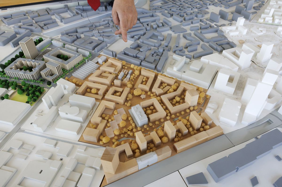 Robert Cramer, president de la Fondation Praille Acacias Vernets, presente la maquette du projet Acacias 1 situer dans le perimetre Praille Acacias Vernets (PAV) lors de la conference de presse de presentation du projet Acacias 1, ce lundi 8 mai 2023 a Geneve. Les citoyens et citoyennes de la ville de Geneve se prononceront sur l'objet communale: Deliberation donnant un preavis favorable au PLQ "Acacias 1" lors de la votation populaire du 18 juin. (KEYSTONE/Salvatore Di Nolfi)