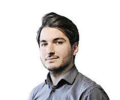 Portrait d’un jeune journaliste, Théo Allegrezza, de la Tribune de Genève, portant une chemise grise. Photo prise à Genève le 9 novembre 2018.