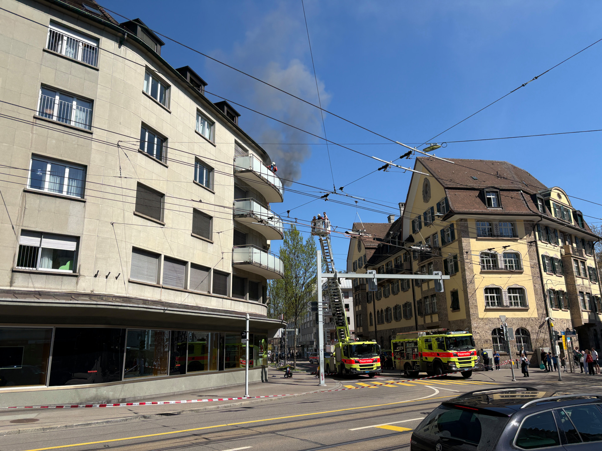 Feuerwehreinsatz in Zürich: Brand bei Schmiede Wiedikon: Zwei Personen von Balkon gerettet