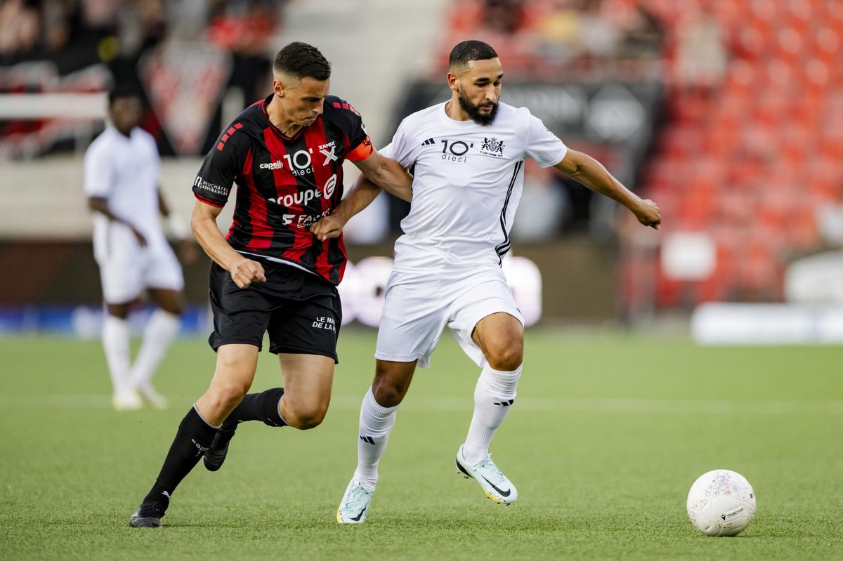 Kenan Fatkic (XAM), gauche, lutte pour le ballon avec Elies Mahmoud (SLO), droite, lors de la rencontre de football de Challenge League entre Neuchatel Xamax FCS et FC Stade Lausanne Ouchy le vendredi 19 juillet 2024 au stade de la Maladiere a Neuchatel. (KEYSTONE/Jean-Christophe Bott)
