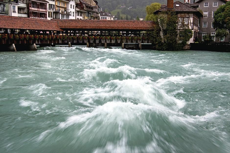 Après des jours d’intempéries, l’Aar se déchaîne et menace de déborder sur la ville de Thoune.