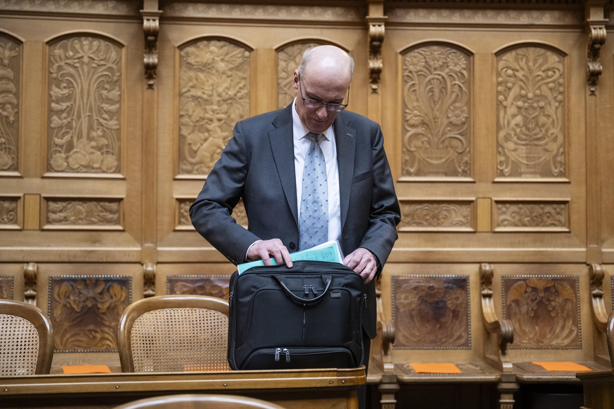 Markus Ritter, candidat au Conseil fédéral, déballe ses documents dans la salle du Conseil national à Berne avant l’élection de remplacement, le 12 mars 2025.