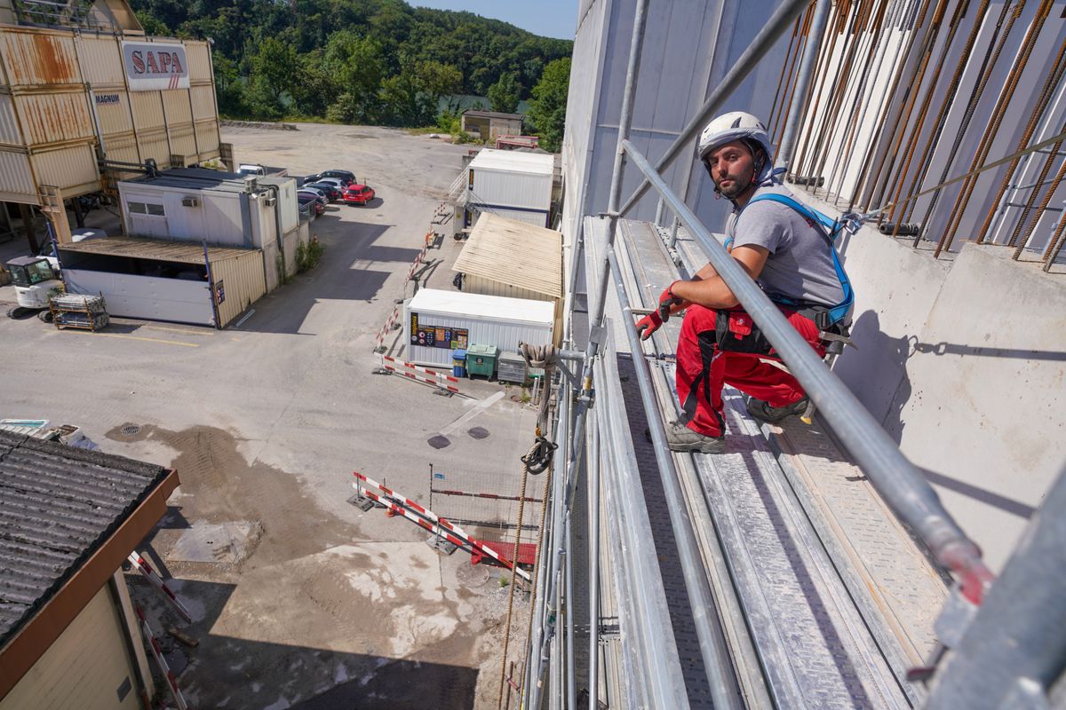 Satigny, le 09/07/2024 - Série d'été pour les métiers en hauteur, Luis monteur d'échaffaudages.