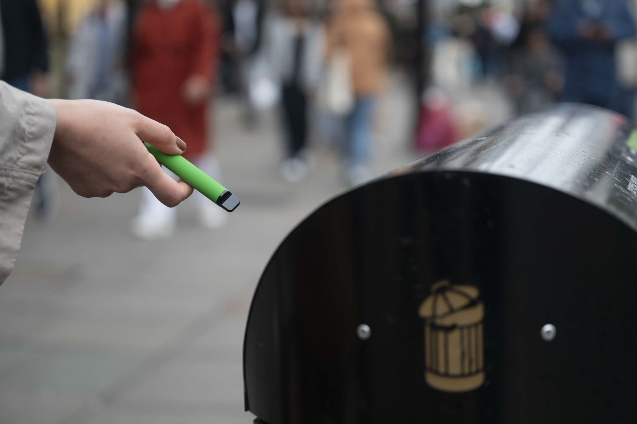 cigarette électronique jetable environnement Interdiction des cigarettes électroniques jetables : le Parlement trouve un  accord sur le texte main image 0