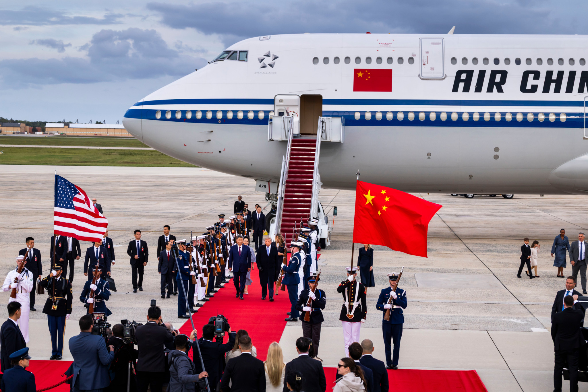 Visite d’État à Washington: Deux bombardiers font sursauter Trump en plein accueil de Xi