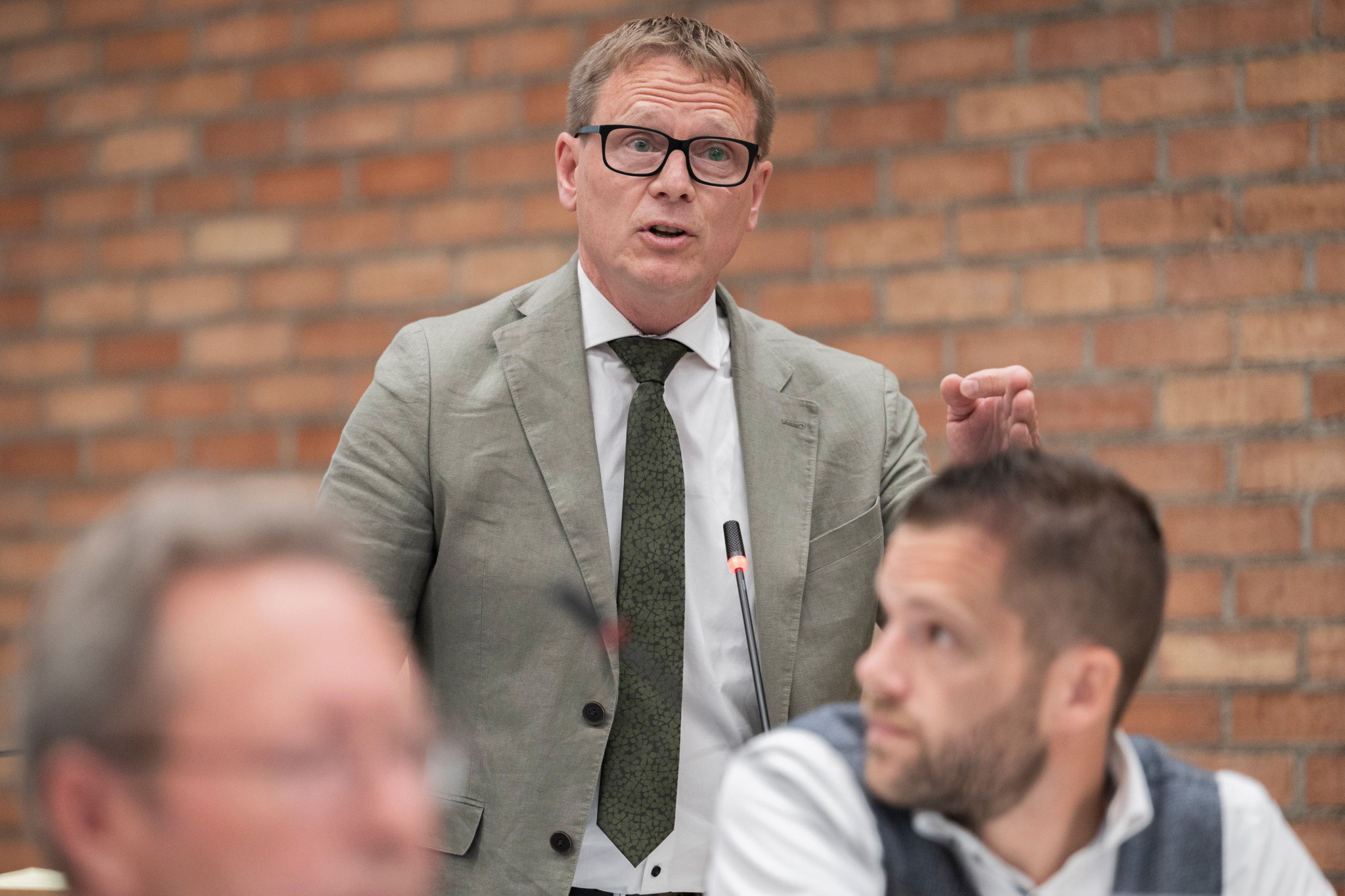 Martin Huebscher spricht im Zürcher Kantonsrat über die PUK Datenaffäre, 3. Juli 2023.