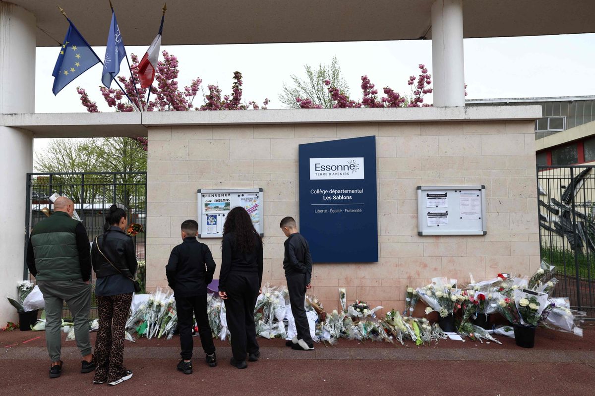 À l’entrée de l’école Les Sablons de Viry-Châtillon, des hommages s’entassent à la mémoire du jeune Shemseddine, 15 ans, tué par les frères d’une camarade de classe avec qui il parlait de «sujets relatifs à la sexualité».