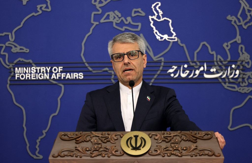 Esmail Baqaei, porte-parole du ministère iranien des Affaires étrangères, lors d’une conférence de presse à Téhéran, le 10 février 2026.