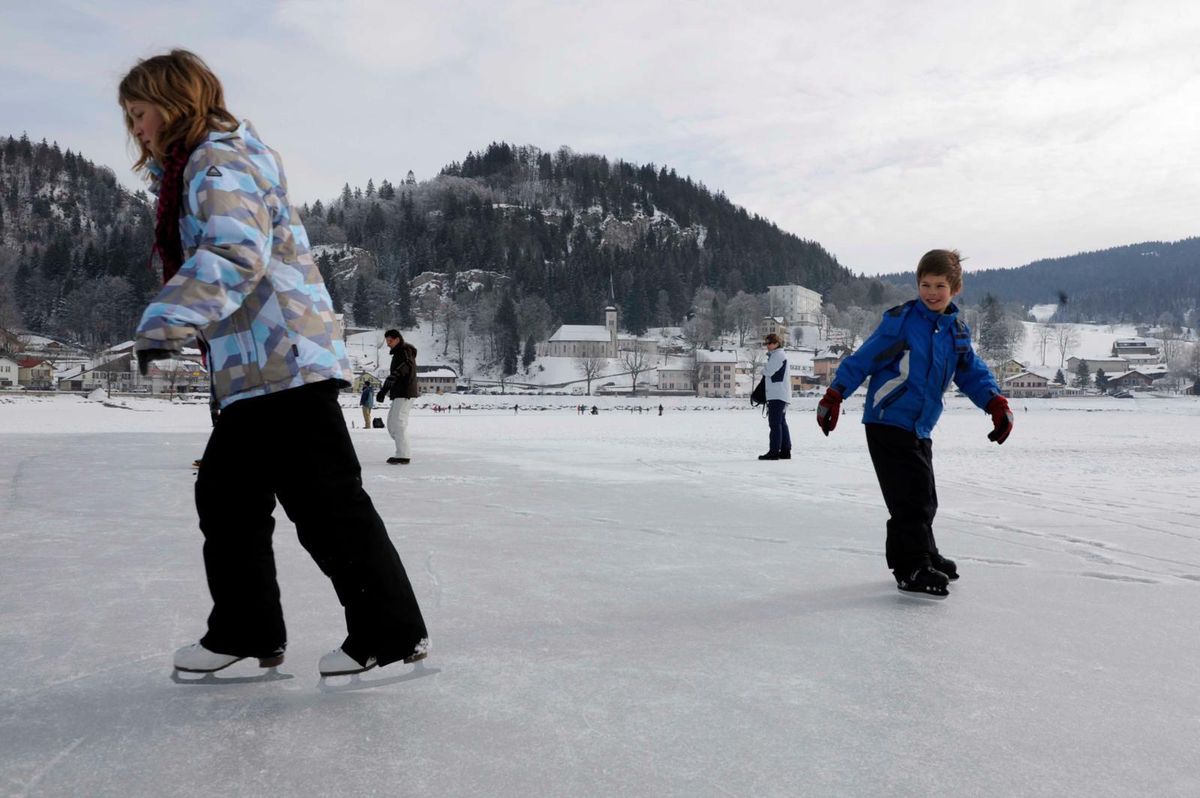 Trois secteurs du lac de Joux sont ouverts au patinage, dont la rade du Pont.